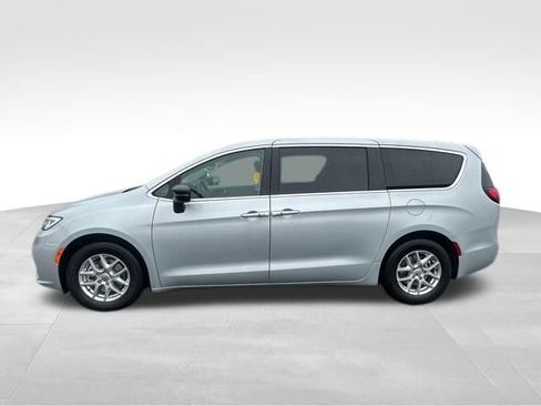 Used 2024 Chrysler Pacifica Touring-L image 3