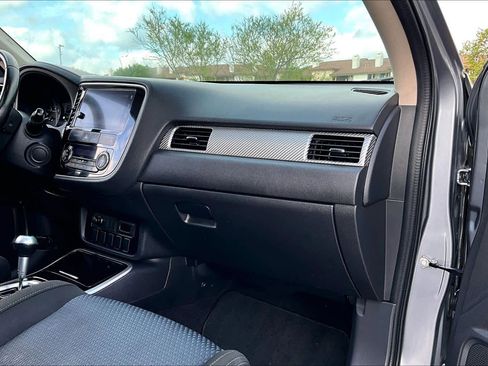 Used 2017 Mitsubishi Outlander SE AWD/4WD image 19