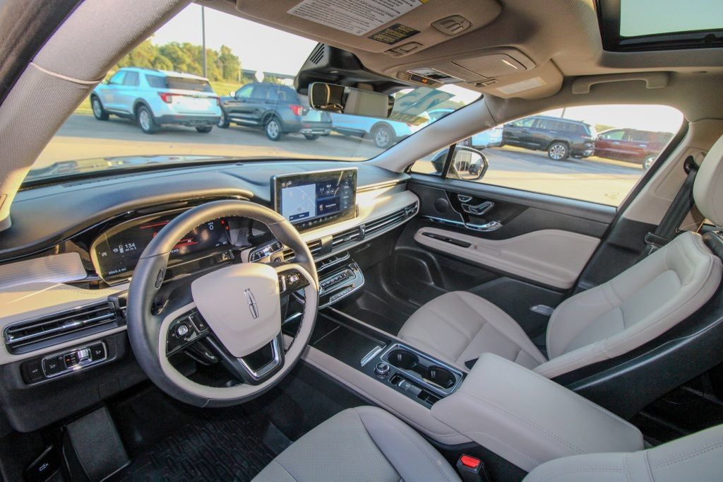 Used 2025 Lincoln Corsair AWD w/ Equipment Group 101A image 16