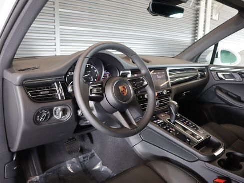 New 2026 Porsche Macan image 4
