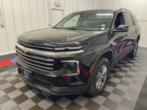 Used 2025 Chevrolet Traverse LT FWD image 8