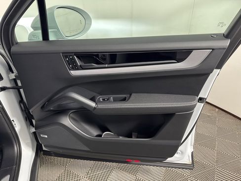 Used 2024 Porsche Cayenne image 13