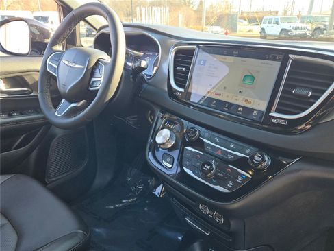Used 2025 Chrysler Pacifica Select image 9