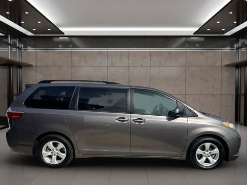 Used 2015 Toyota Sienna LE image 7