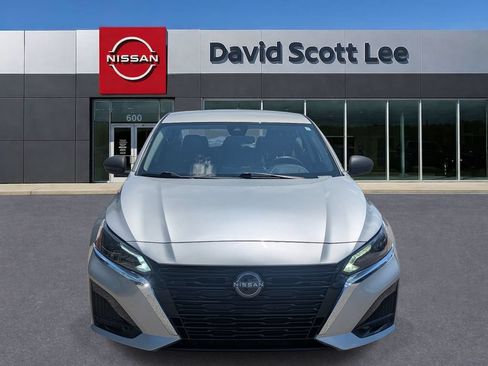 Used 2025 Nissan Altima 2.5 SV FWD image 2