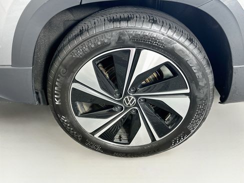 Used 2025 Volkswagen Taos SE AWD/4WD image 11
