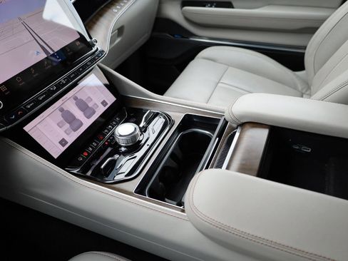 Used 2023 Jeep Grand Wagoneer 4WD image 11