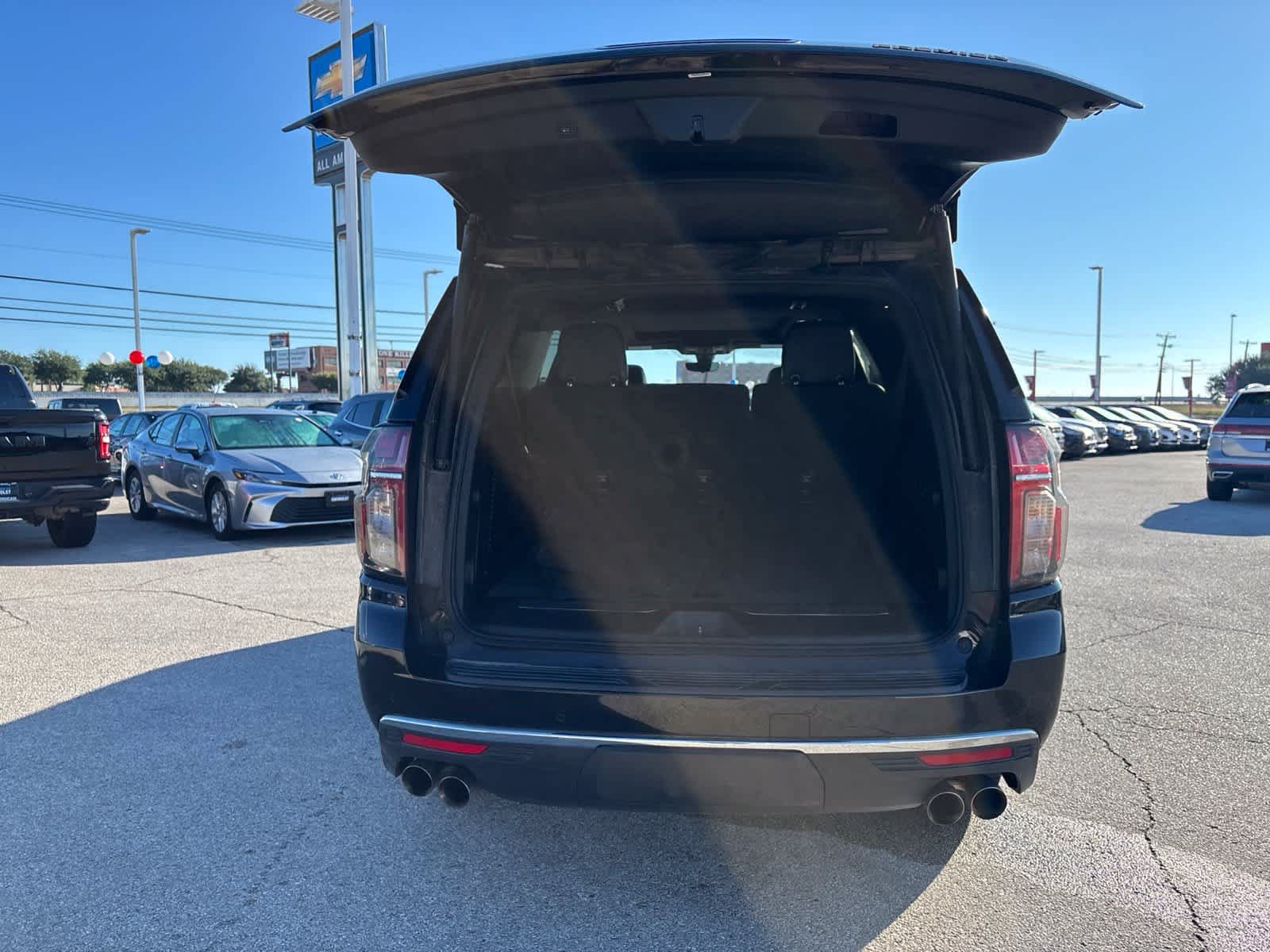Used 2022 Chevrolet Suburban Premier w/ Premium Package AWD/4WD image 7
