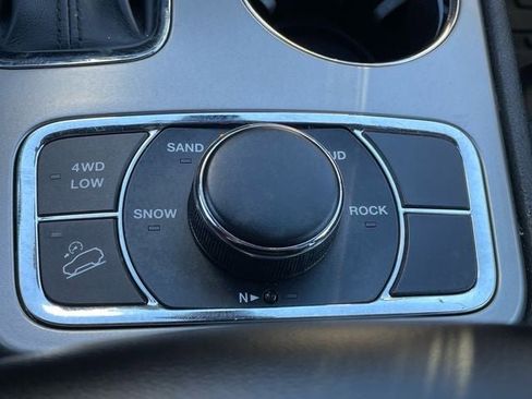 Used 2021 Jeep Grand Cherokee Limited w/ Luxury Group II image 23