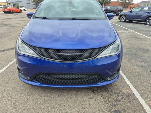 Used 2020 Chrysler Pacifica Touring-L w/ S Appearance Package image 5