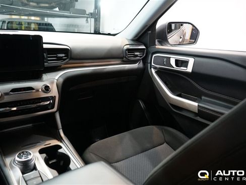 Used 2022 Ford Explorer XLT AWD/4WD image 16