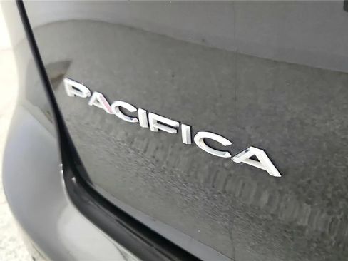 Used 2023 Chrysler Pacifica Touring-L FWD image 17