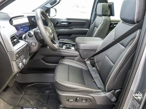 New 2026 Chevrolet Suburban Premier image 8