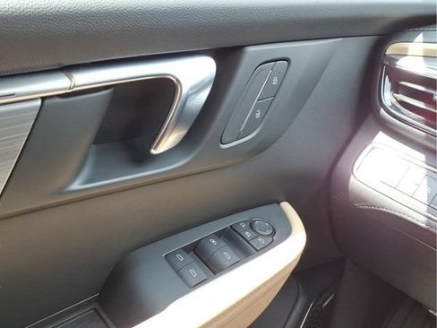 Used 2025 Buick Enclave Preferred AWD/4WD image 31