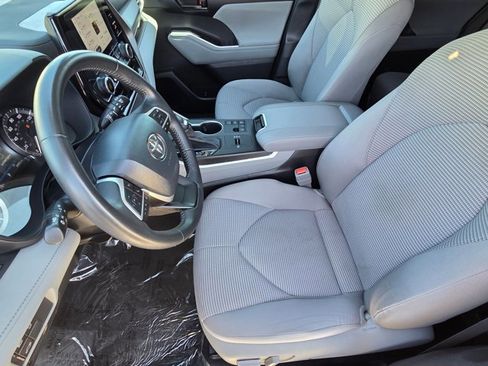 Used 2023 Toyota Highlander LE FWD image 13