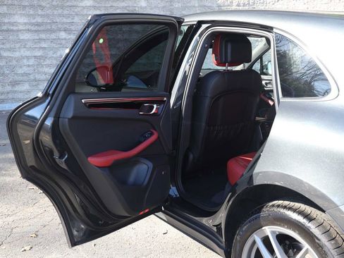 Used 2025 Porsche Macan image 20