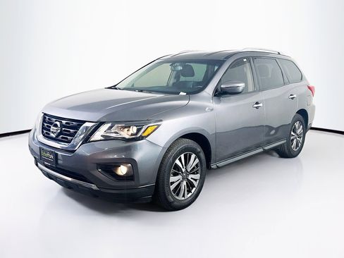 Used 2019 Nissan Pathfinder SV image 3
