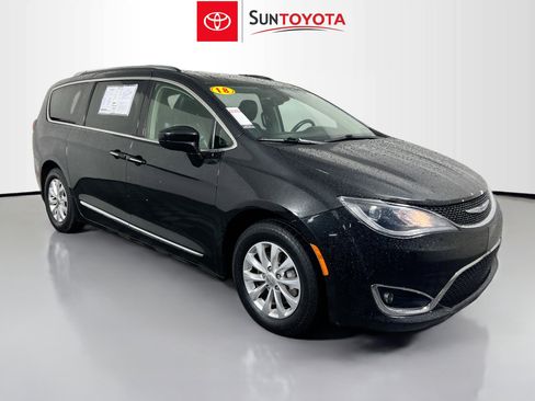 Used 2018 Chrysler Pacifica Touring-L image 1