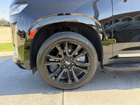 Used 2021 Cadillac Escalade Luxury image 4