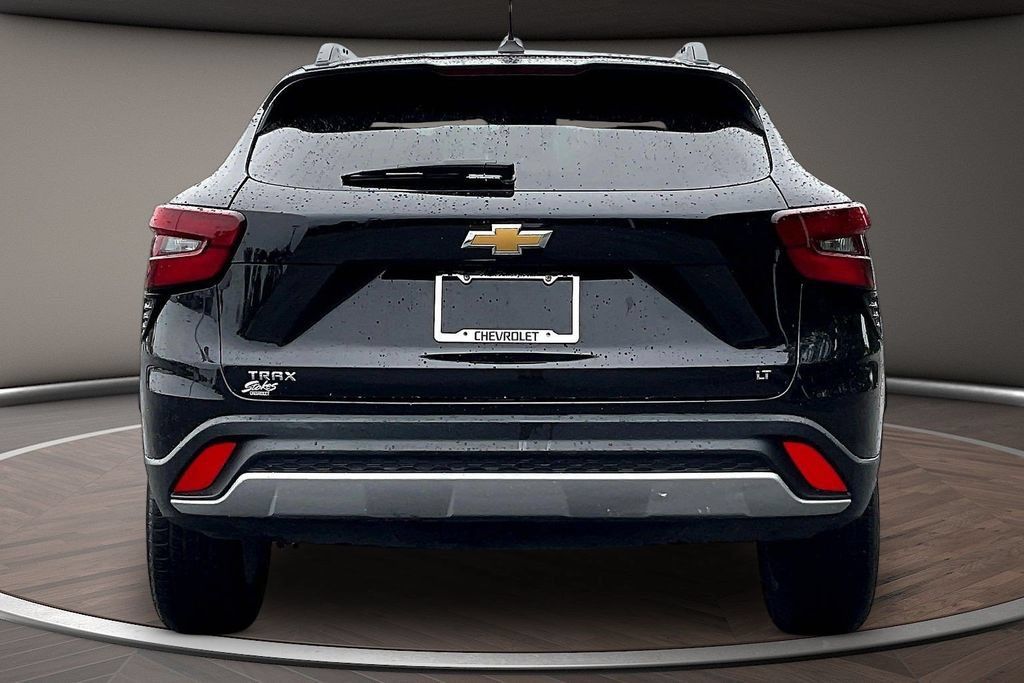 Used 2025 Chevrolet Trax LT FWD image 5