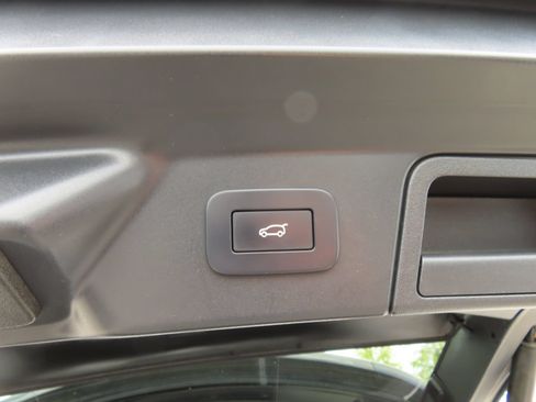 Used 2023 Land Rover Range Rover Velar S AWD/4WD image 39