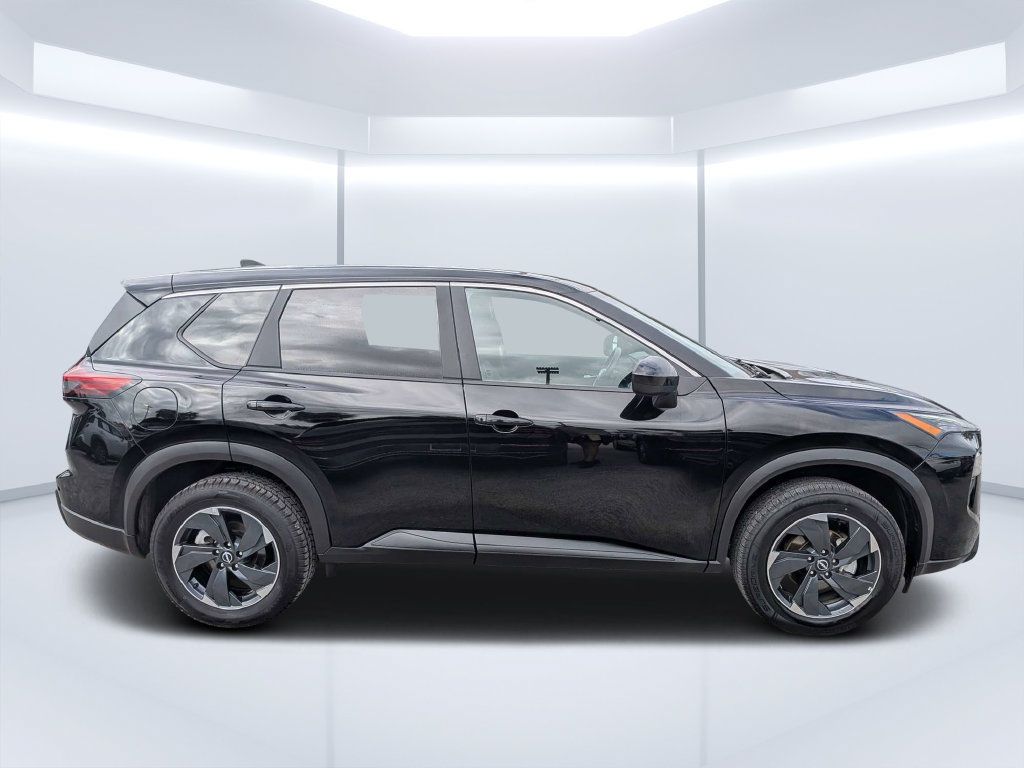 Used 2025 Nissan Rogue SV AWD/4WD image 2