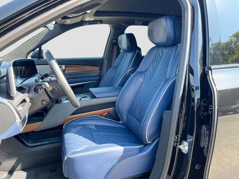New 2026 Cadillac Vistiq Premium Luxury w/ LPO, Floor Liner Package AWD/4WD image 22