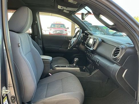 Used 2017 Toyota Tacoma TRD Sport w/ Premium & Technology Package RWD image 11