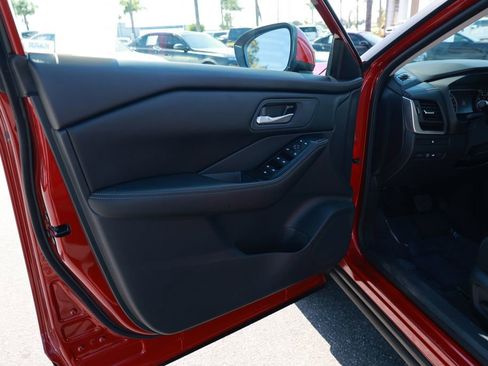 Used 2025 Nissan Rogue SV FWD image 16