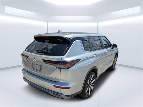 New 2025 Mitsubishi Outlander SE image 3