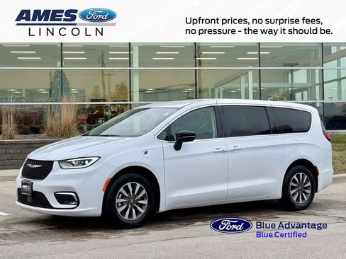 Used 2024 Chrysler Pacifica Select image 1