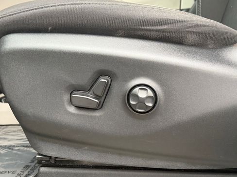 Used 2022 Chrysler Voyager LX image 30