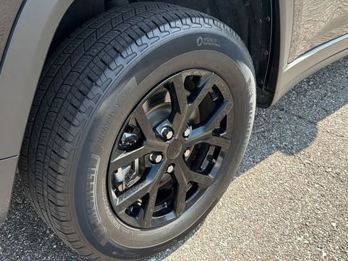 Used 2024 Jeep Grand Cherokee L Altitude RWD image 11