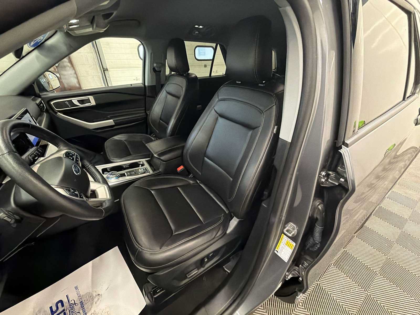 Used 2023 Ford Explorer XLT w/ Equipment Group 202A AWD/4WD image 13