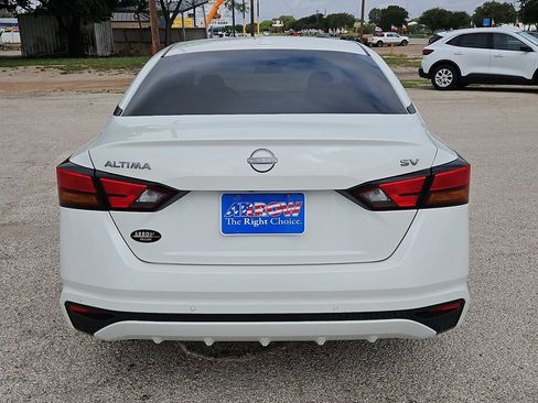 Used 2024 Nissan Altima 2.5 SV FWD image 9