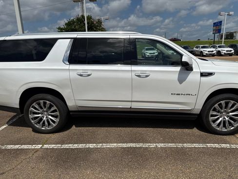 Used 2022 GMC Yukon XL Denali w/ Denali Premium Package RWD image 4