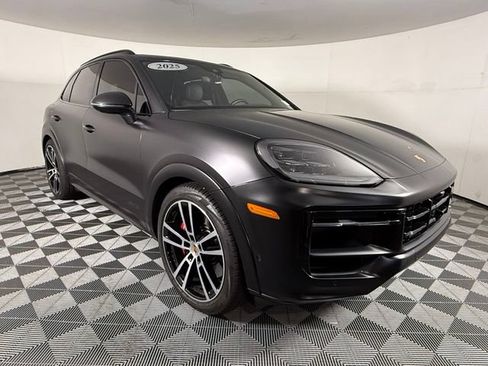 Used 2025 Porsche Cayenne GTS AWD/4WD image 9