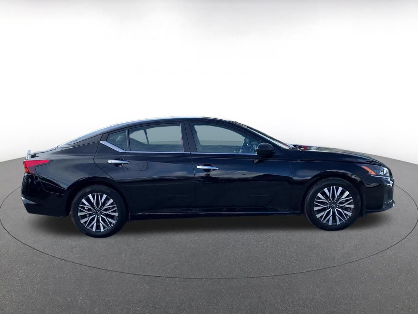 Used 2025 Nissan Altima 2.5 SV FWD image 15