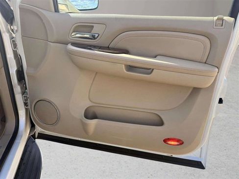 Used 2009 Cadillac Escalade AWD image 25