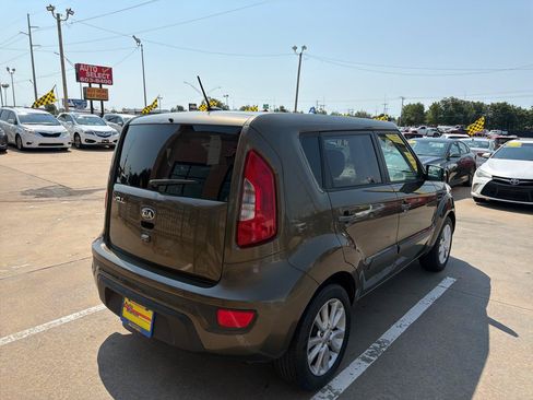 Used 2013 Kia Soul + w/ Audio Pkg FWD image 7