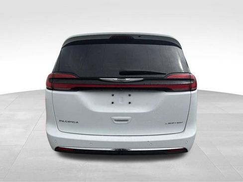 Used 2023 Chrysler Pacifica Limited FWD image 16