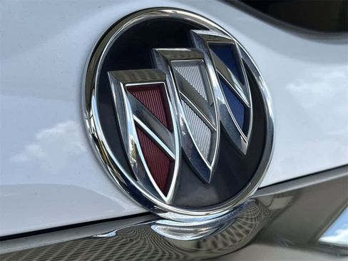 Used 2023 Buick Enclave Essence image 8