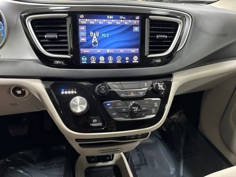 Used 2018 Chrysler Pacifica Touring Plus FWD image 16