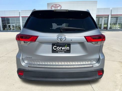 Used 2017 Toyota Highlander XLE AWD/4WD image 4