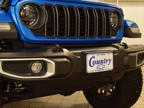 Used 2024 Jeep Gladiator Sport image 13