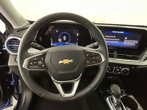 Used 2024 Chevrolet Trax LT w/ Sunroof Package FWD image 14