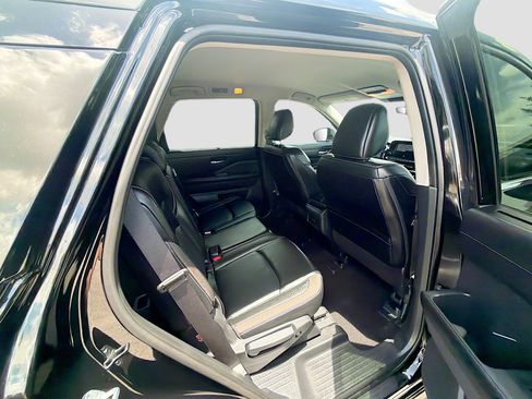 Used 2024 Nissan Pathfinder SL w/ Black Appearance Package FWD image 26