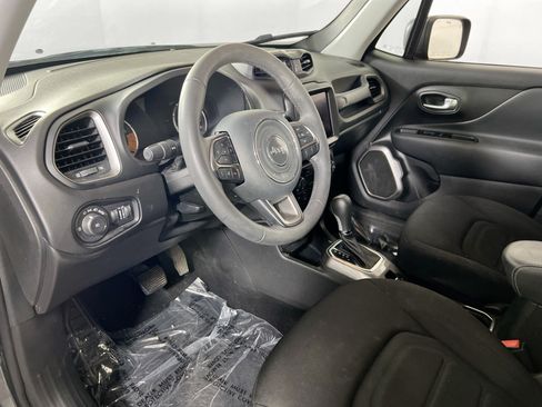 Used 2022 Jeep Renegade Latitude AWD/4WD image 9