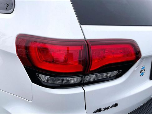 Used 2021 Jeep Grand Cherokee Laredo X image 24