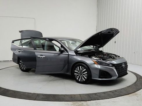 Used 2025 Nissan Altima 2.5 SV image 9